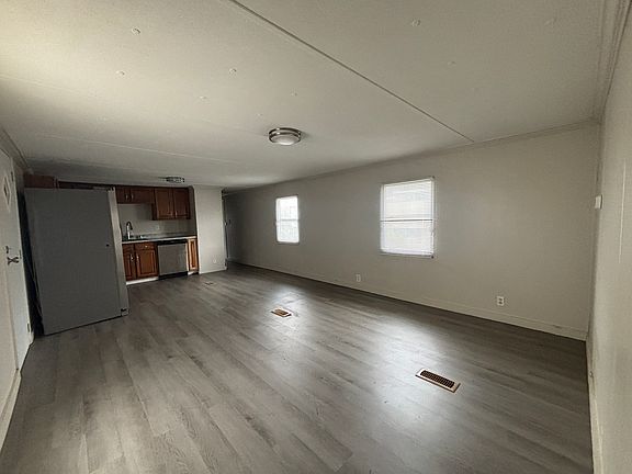 3rd image of 140 Green Plains Rd