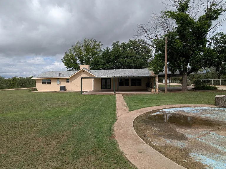 5694 N US Highway 277 — Photo 4