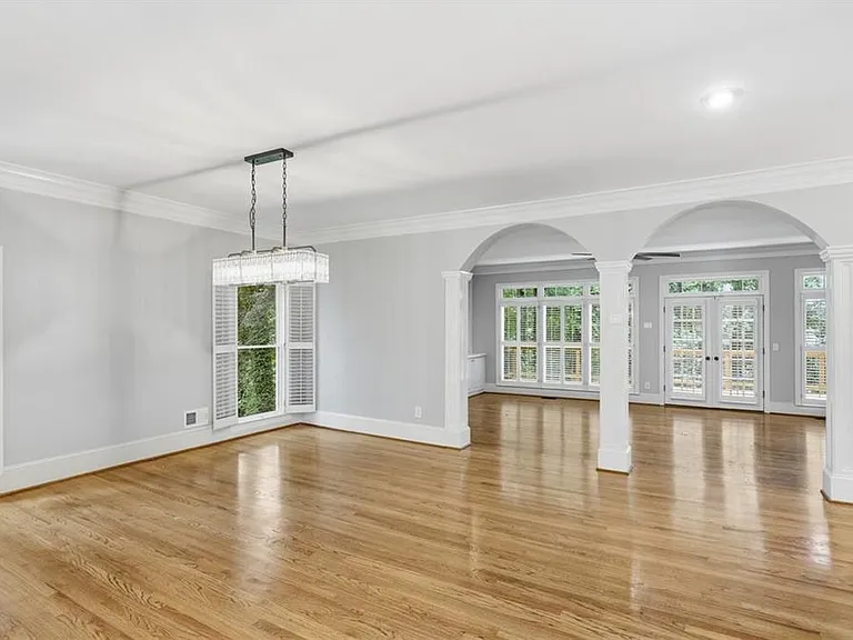 4563 Fountain Dr NE — Photo 4