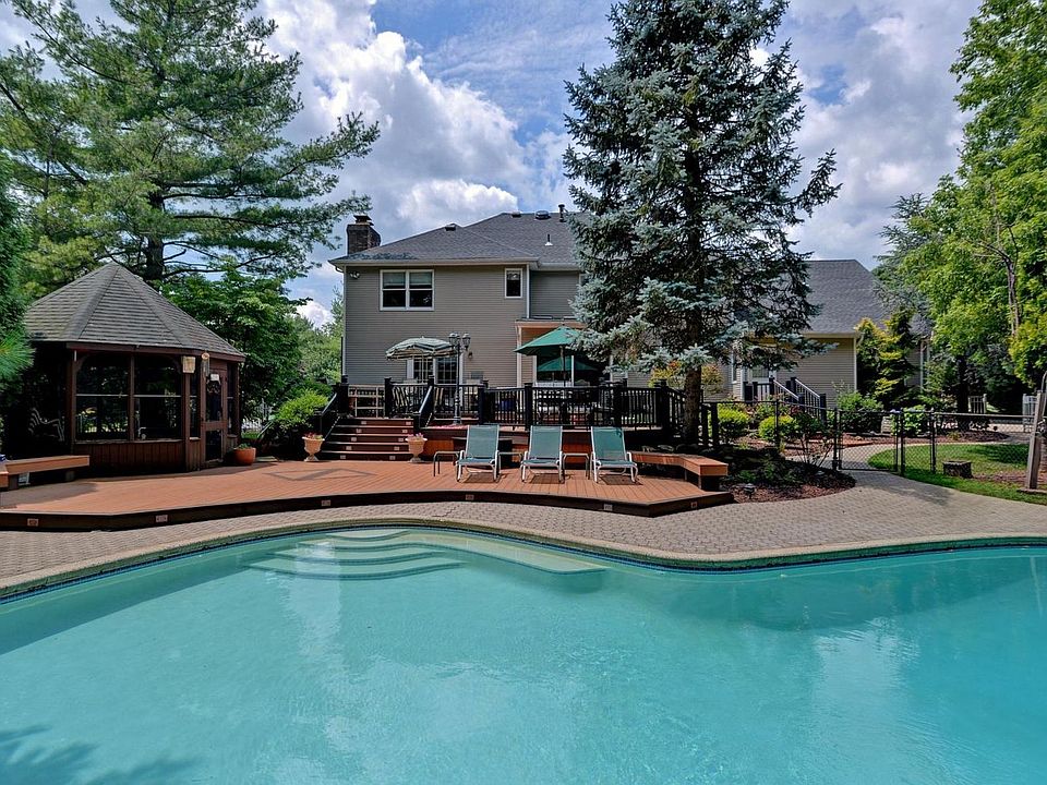 2nd image of 9 Ridge Hill Way