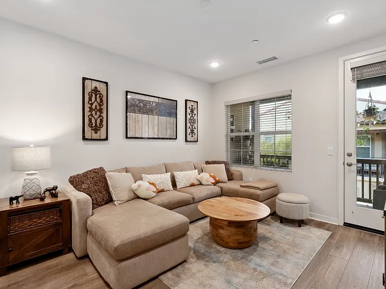 Blackstone Dr — Photo 19