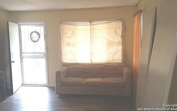 5th image of 3737 W Woodlawn Ave