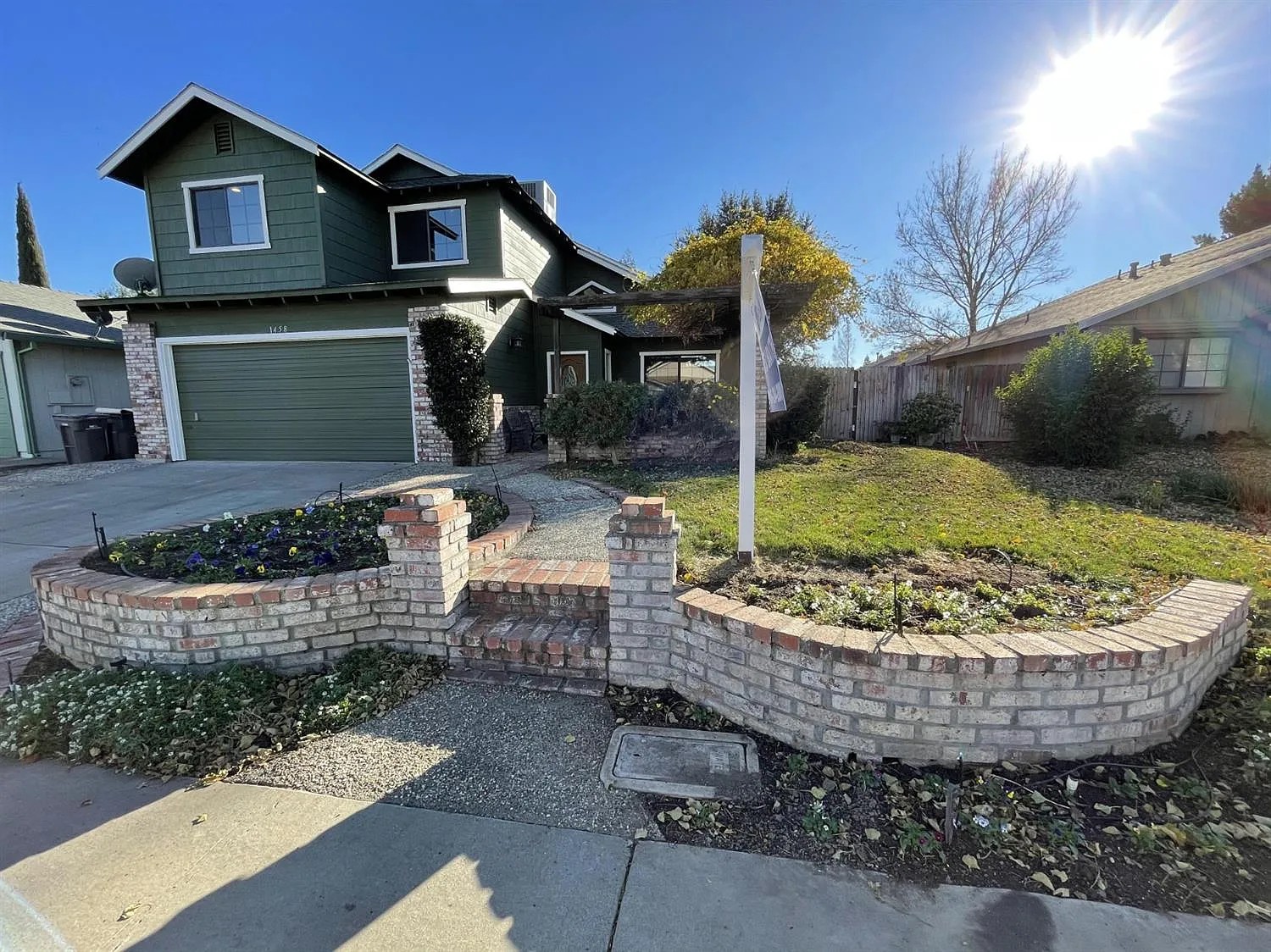 1458 Springdale Dr photo 1