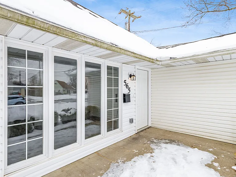 565 Virginia Cir W — Photo 26