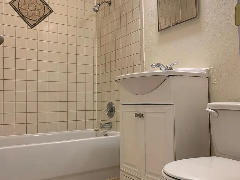 Spacious 2 Bedroom Apartment with Fireplace — Photo 34