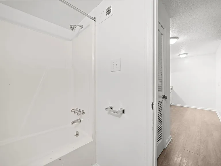 308 W Trinity Ave — Photo 16