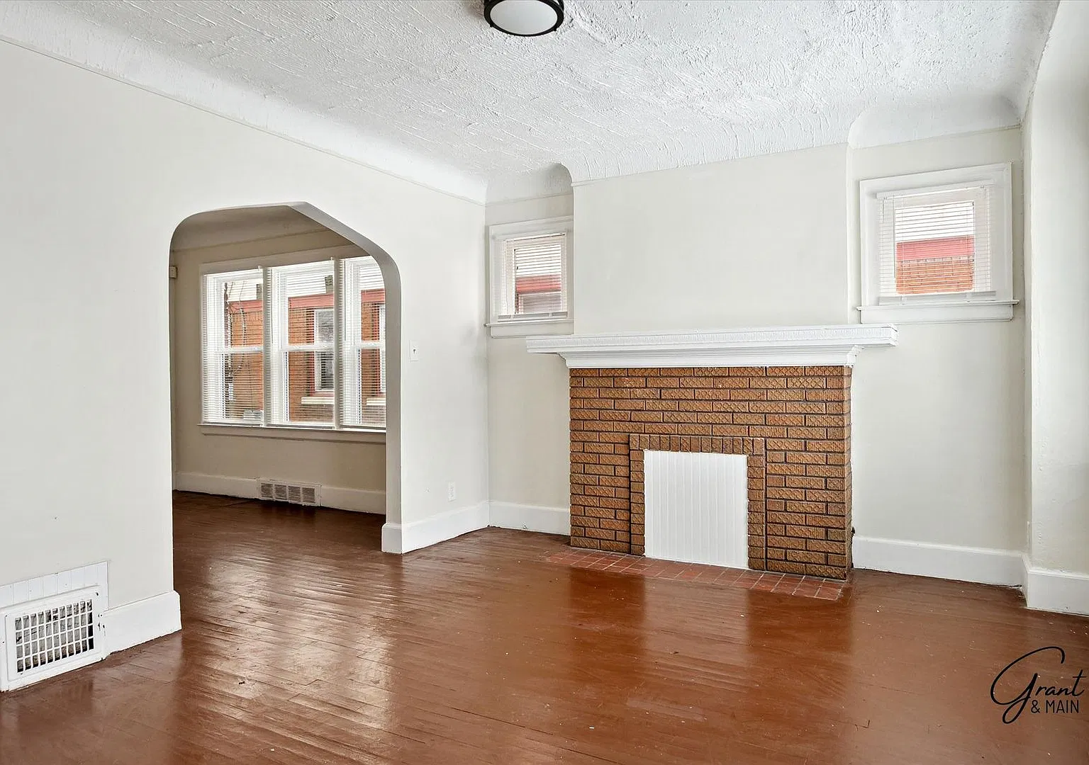 4 bedrooms, great location — Photo 2