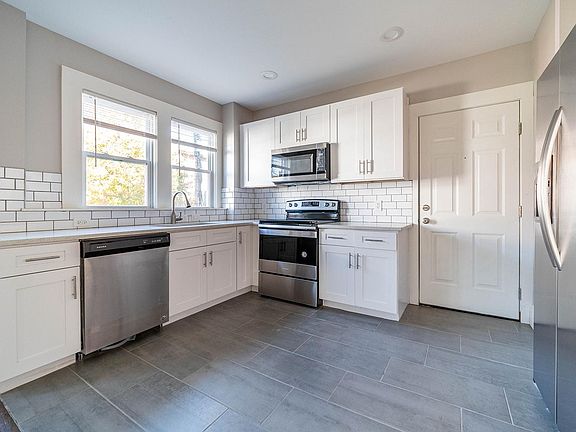 5th image of 220 Parkwood Ave #220