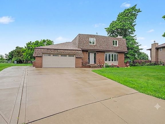 3rd image of 302 Village Cir