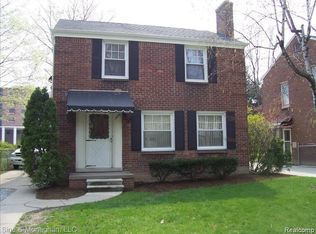 1699 Bournemouth Rd, Grosse Pointe Woods, MI 48236