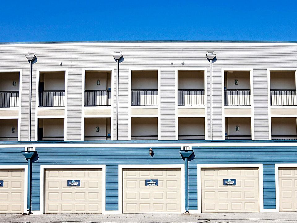 Ditch the street parking. Our apartments in Fishers offer private garage options, so your car gets a home, too.