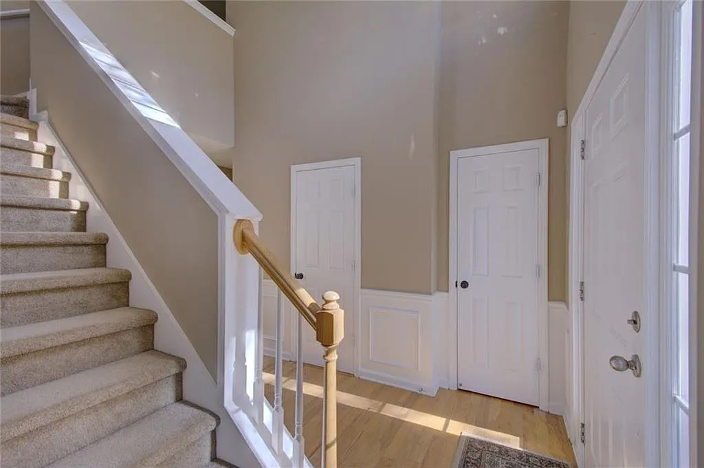3 bed, 2.5 bath, 2119 sqft, $2,400 — Photo 3