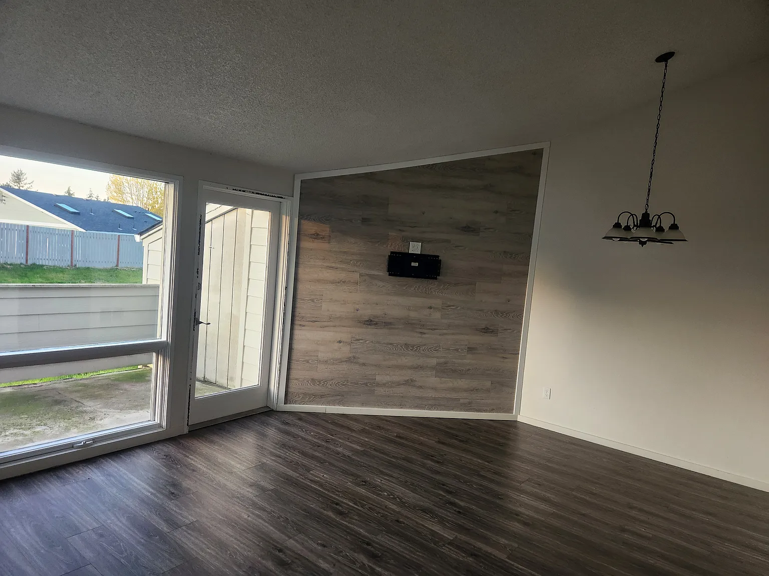 3 bed, 1100 sqft, $2,100 — Photo 3