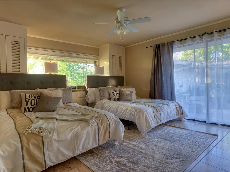 2400 Jarratt Ave #B — Photo 10