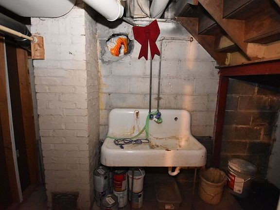 4th image of 1146 Edwardsburg Ave