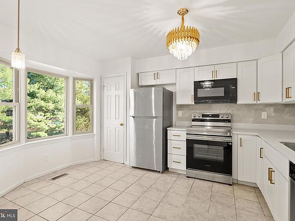 4th image of 3733 Roxbury Ln