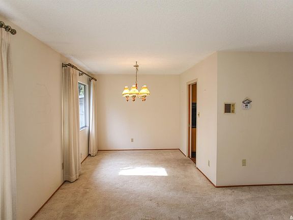 3rd image of 405 Birchwood Ct