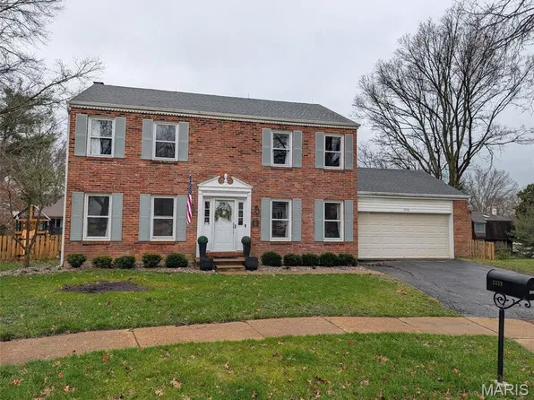 2358 Sportsmen Hill Dr, Chesterfield, MO 63017