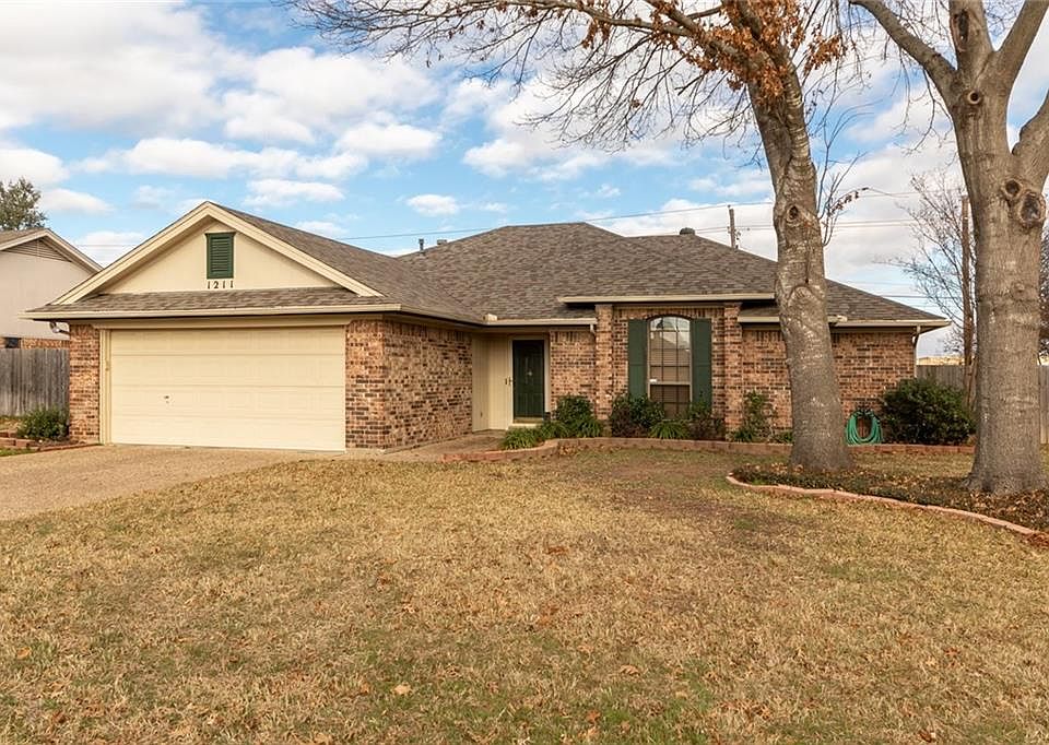 1st image of 1211 Stonelake Dr