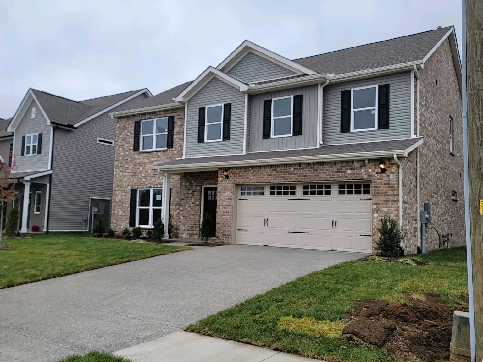 4 bed, 2.5 bath, 2841 sqft, $2,995 — Photo 2