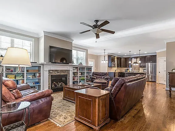 5 bed, 4161 sqft, $900 — Photo 3