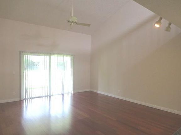 2nd image of 537 Woodgate Cir #B