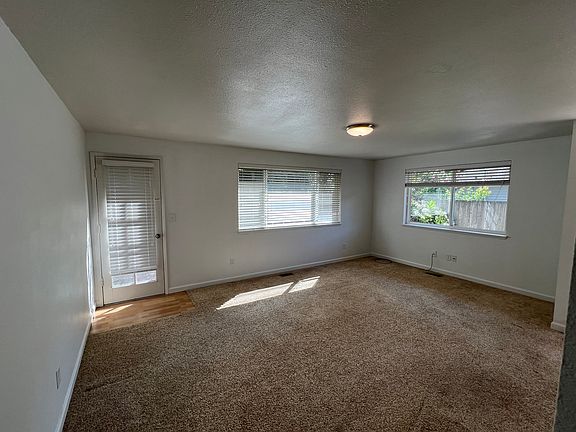 5th image of 35 NE Dogwood St Unit B