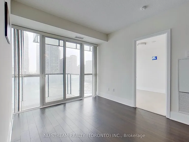 560 Front St W #829 — Photo 16