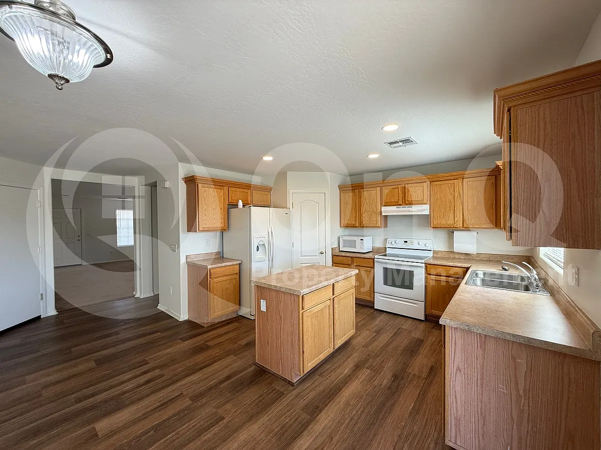 4 bed, 2.5 bath, 2321 sqft, $2,099 — Photo 4