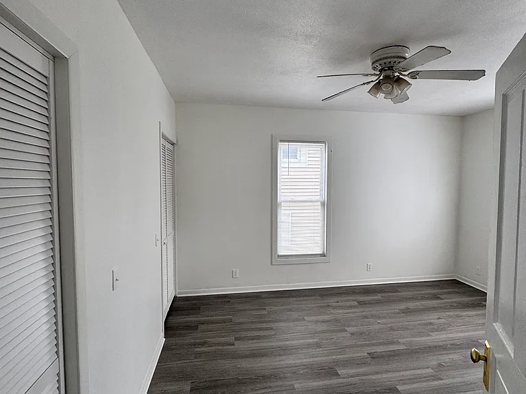 912 W 9th St — Photo 16