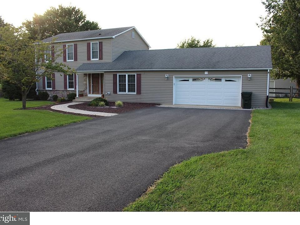 1st image of 204 Oak Dr
