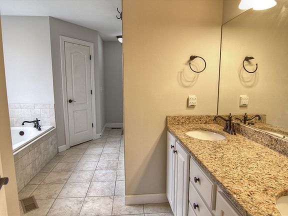 2nd image of 2929 Vicwood Dr