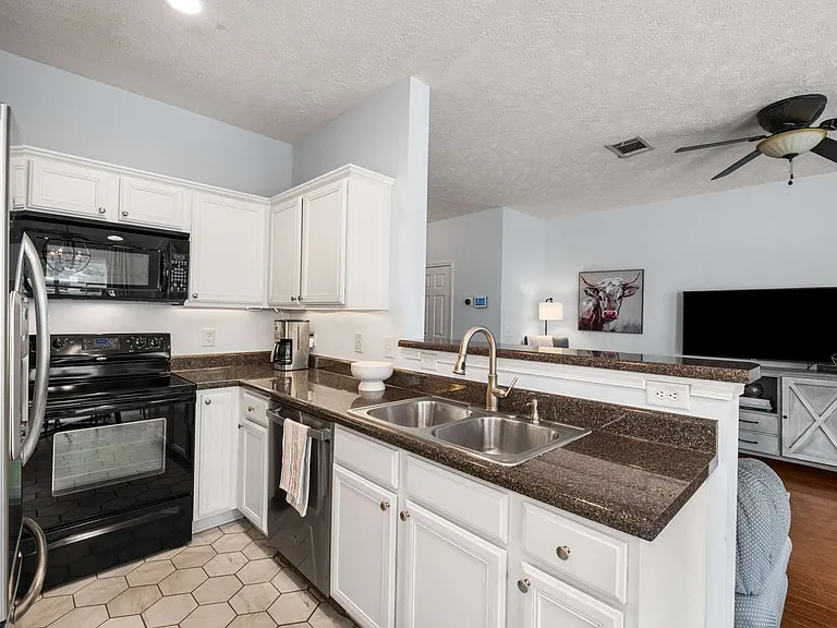 1021 Ashmore Dr — Photo 5