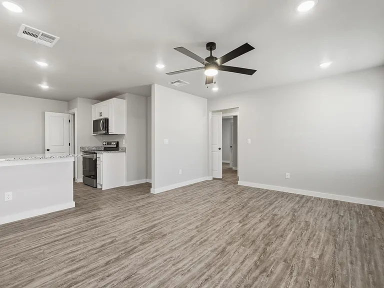 2838 Glennster St — Photo 3