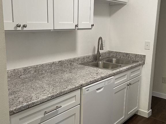 5th image of 102 Garden Hill Road W