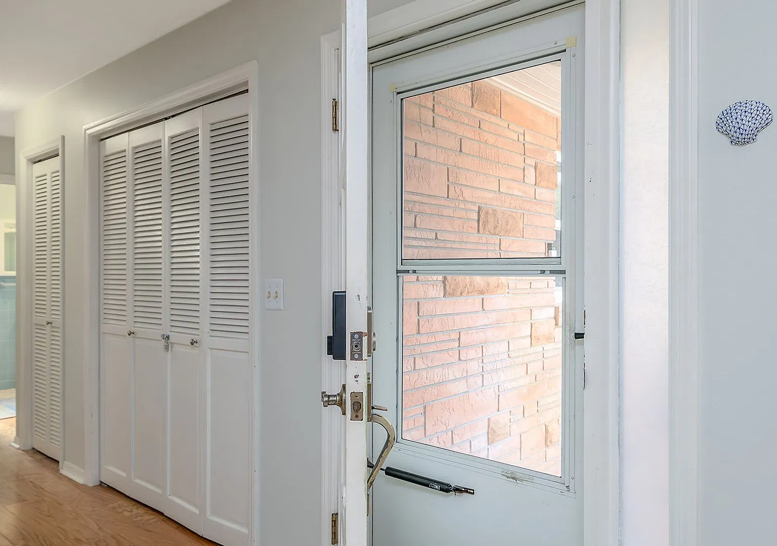 Pet-Friendly 2 bedroom/2 bath 1 car garage monthly only — Photo 4