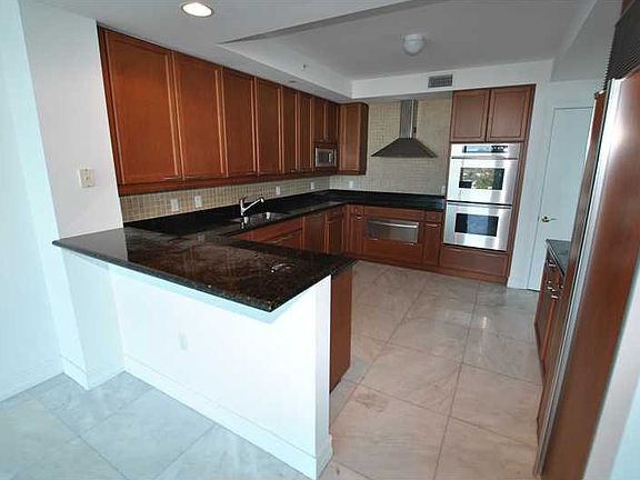 4th image of 20201 E Country Club Dr APT 902