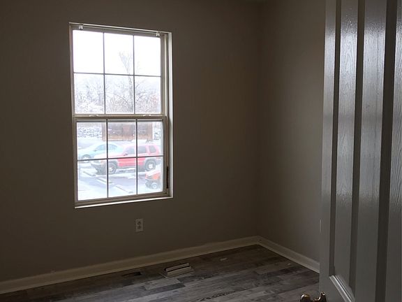 5th image of 127 Karen Ct