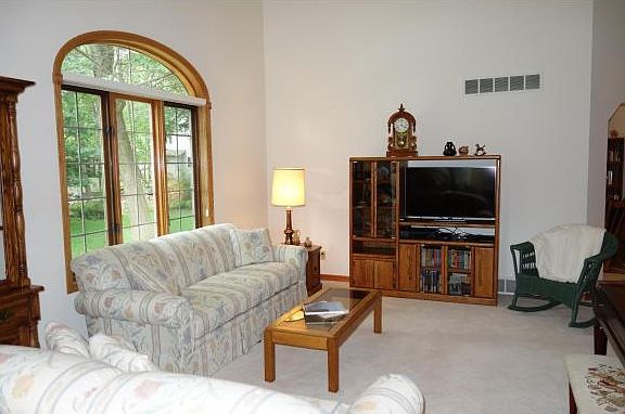 5th image of 1055 Woodcrest Dr