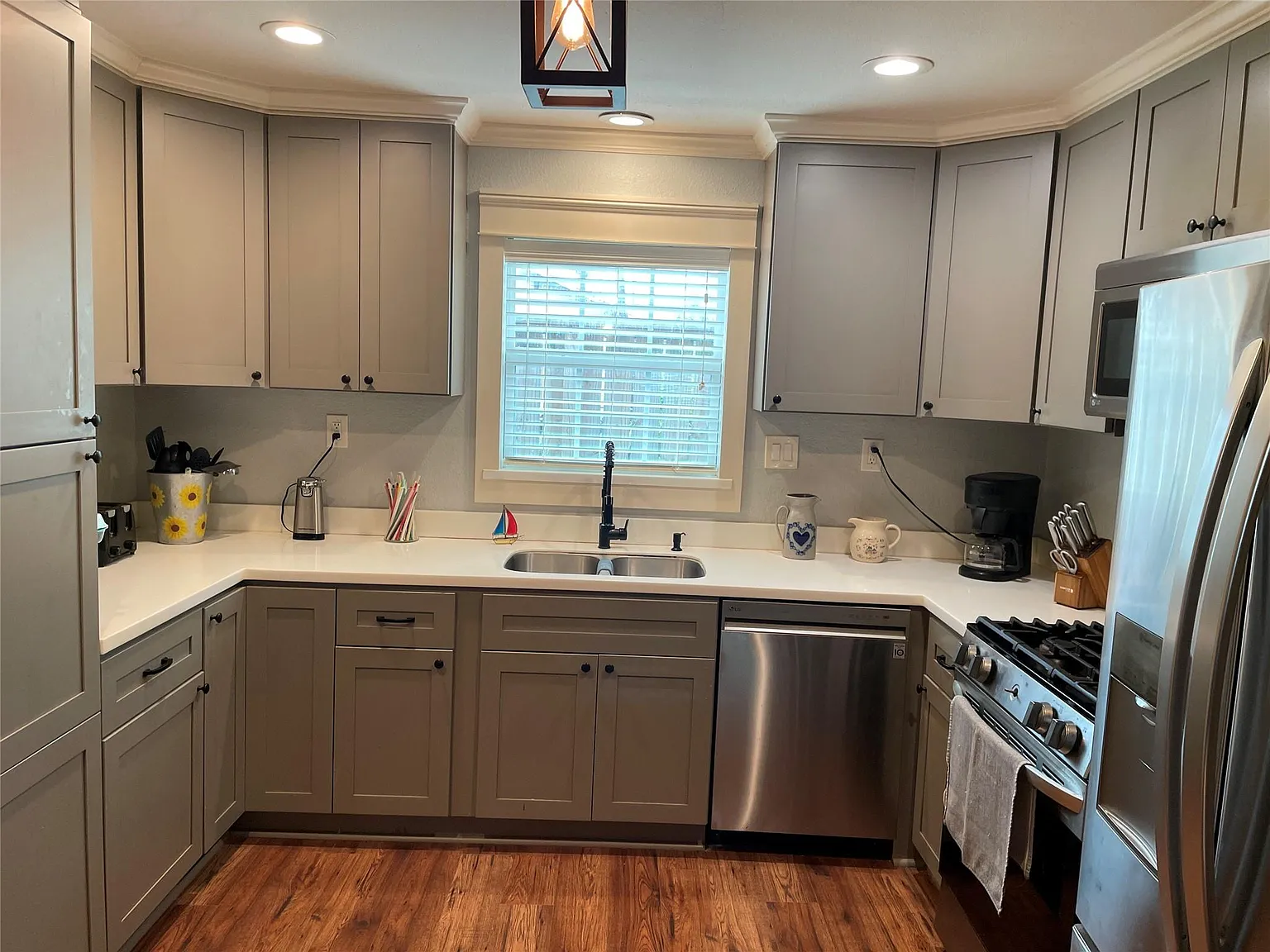 3 bed, 2.0 bath, 899 sqft, $2,100 — Photo 2