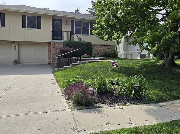 8318 S 49th St, Omaha, NE 68157