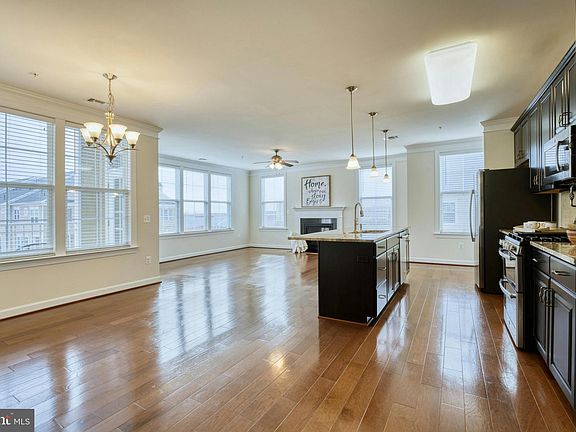 4th image of 13740 Endeavour Dr APT 402