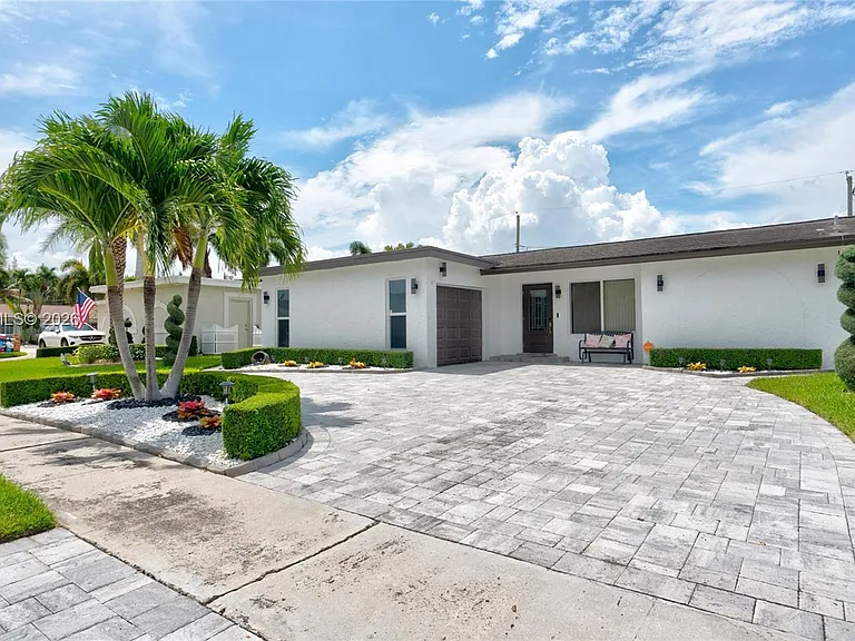 11370 NW 46th Pl — Photo 1