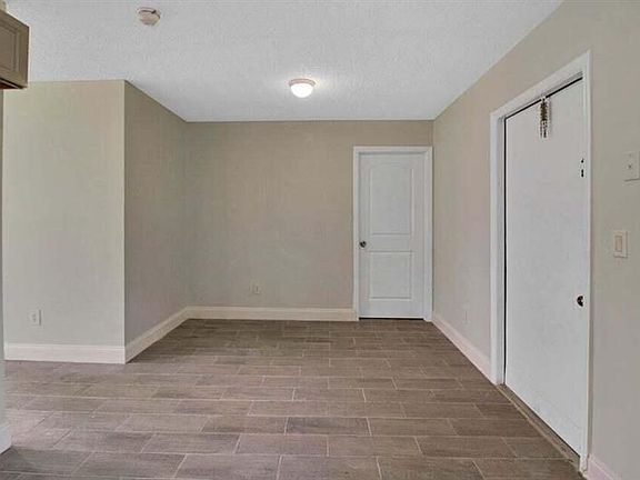5th image of 3050 Martin Ave