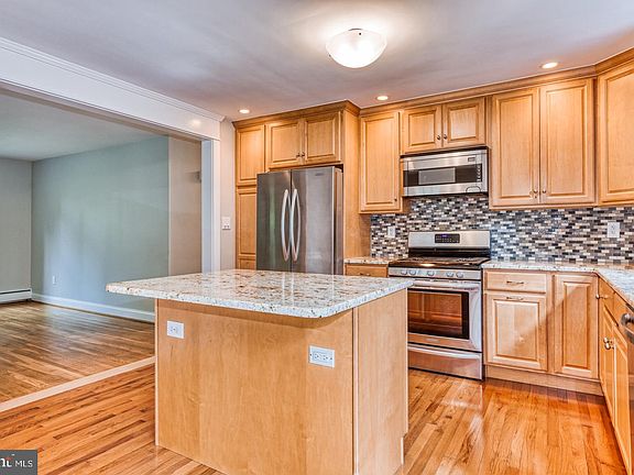 3rd image of 973 Cherry Ln