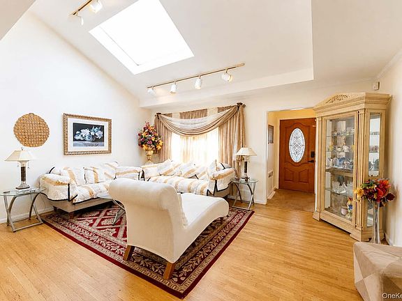 3rd image of 930 Balfour Street