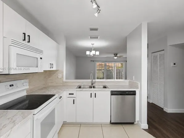 634 NW 208th Dr, Pembroke Pines, FL 33029