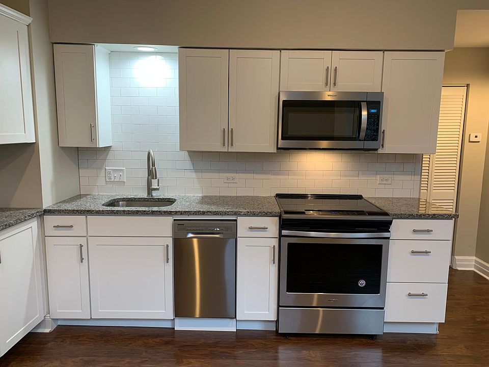 New kitchen w/stainless steel appliances