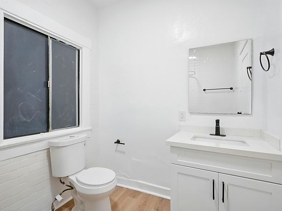 2nd image of 1526 S Hope St #F42345209