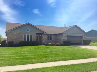 215 Fairlawn Ct, Tipp City, OH 45371